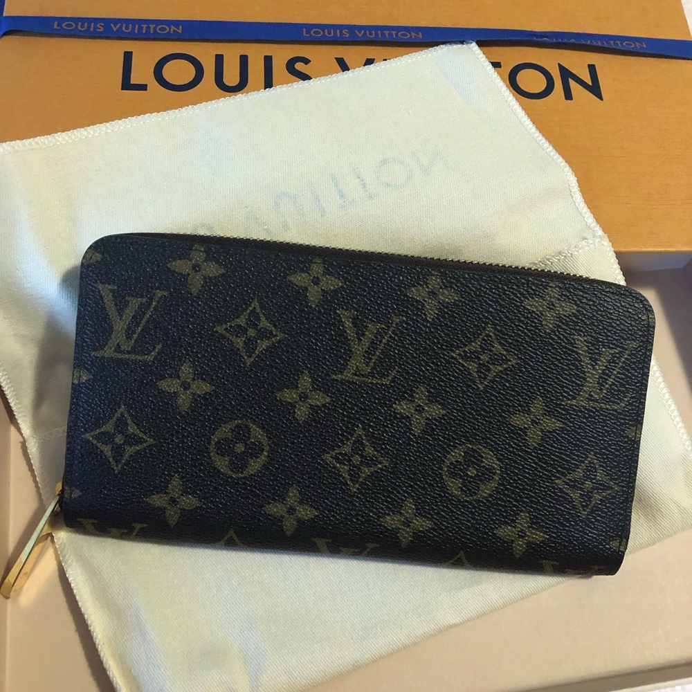 Louis Vuitton Zippy wallet
